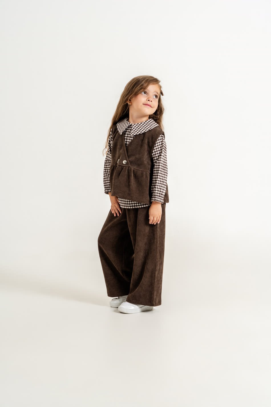 Kadife yelek elbise giyen kız çocuk — Olive'n The Kid