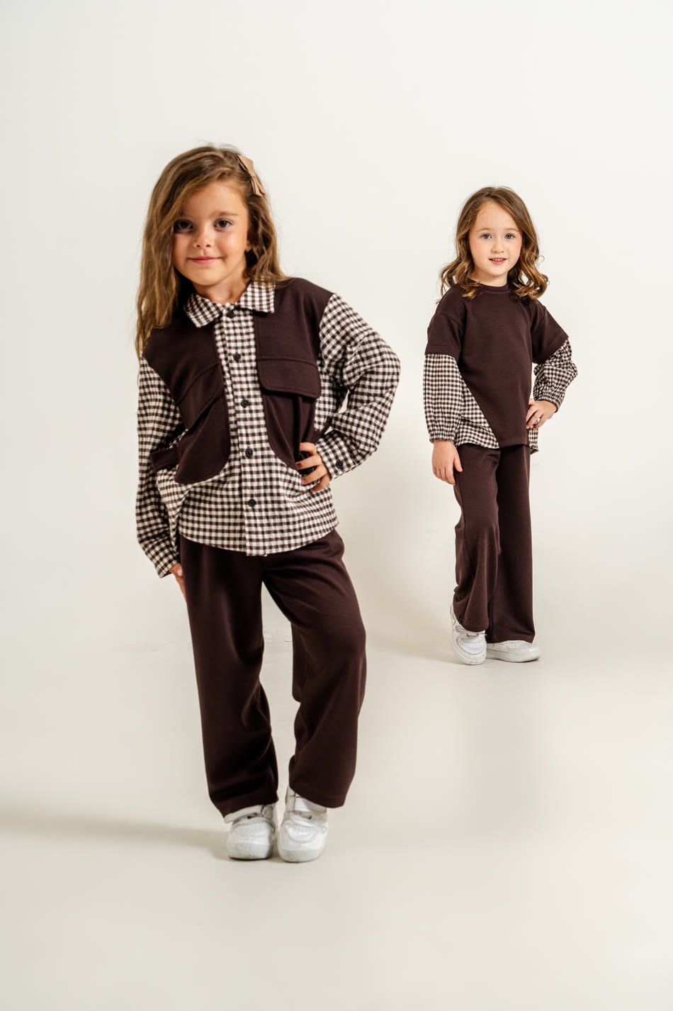 Eşleşen kareli takım giyen iki kız kardeş — Olive'n The Kid